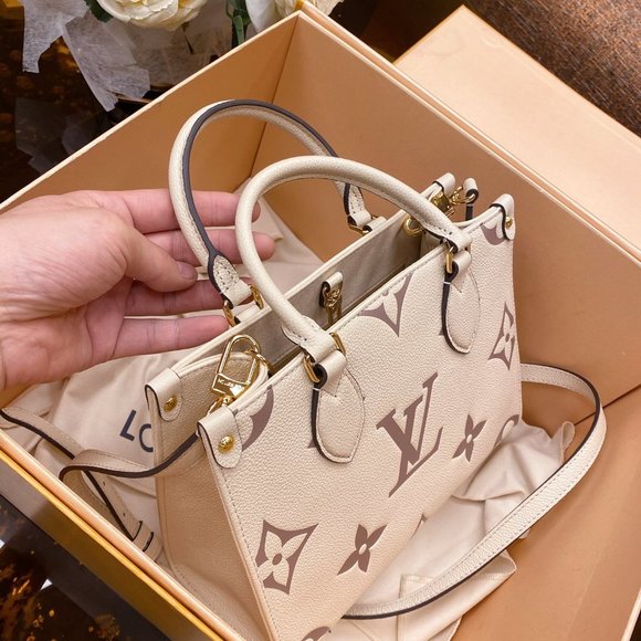 Louis Vuitton ONTHEGO MM Bag - Picture 9 of 9